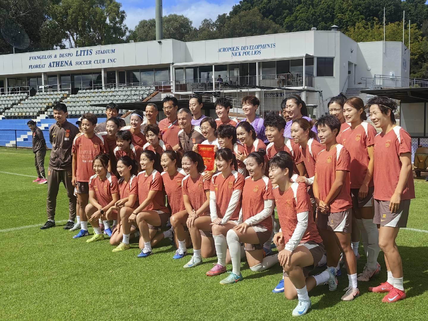 中国驻珀斯总领事前来探望女足；陈巧珠恢复合练